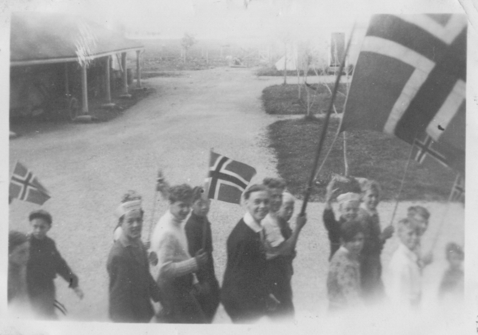 17. mai 1945 på Nesna. Far bærer flagget.